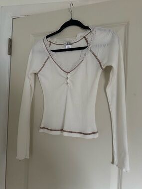 Ribbed White Long-Sleeve Henley Top with Contrast Stitching